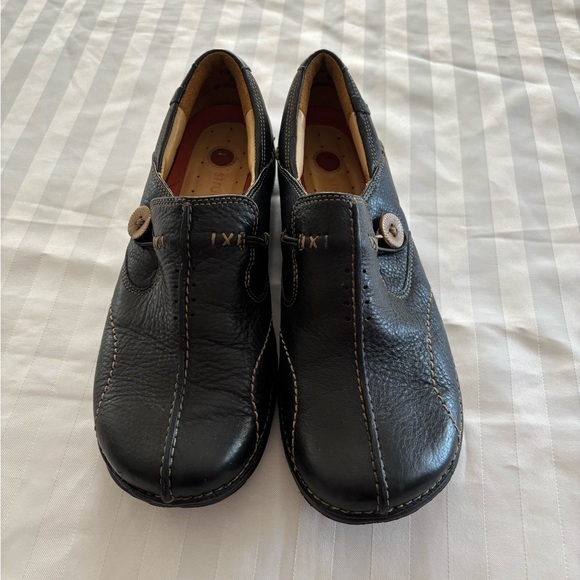 Unstructured by Clarks Womens 8 1/2 M Black Slip-Ons With Buttons [Good] - Picture 1 of 6